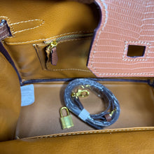 Load image into Gallery viewer, Brown Sloan Bag Lizard (gold)