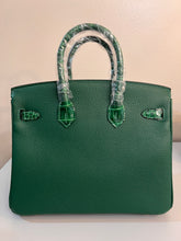 Load image into Gallery viewer, Non Branded-No Logo 25 cm genuine Togo leather featuring an embossed crocodile print.
