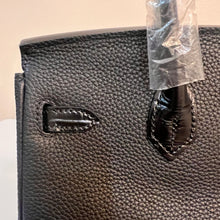 Load image into Gallery viewer, Non Branded-No Logo 25 cm genuine Togo leather featuring an embossed crocodile print.
