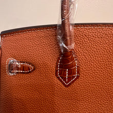 Load image into Gallery viewer, Non Branded-No Logo 25 cm genuine Togo leather featuring an embossed crocodile print.
