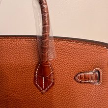 Load image into Gallery viewer, Non Branded-No Logo 25 cm genuine Togo leather featuring an embossed crocodile print.
