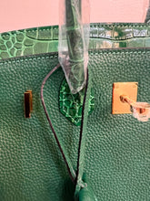 Load image into Gallery viewer, Non Branded-No Logo 25 cm genuine Togo leather featuring an embossed crocodile print.
